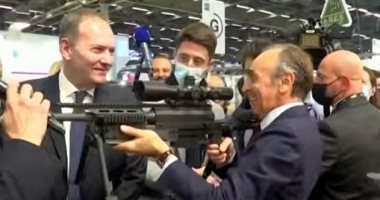 صور.. انتقادات لمرشح يمنيى متطرف لرئاسة فرنسا بعد توجيهه بندقية قنص لصدور الصحفيين فى معرض للأسلحة