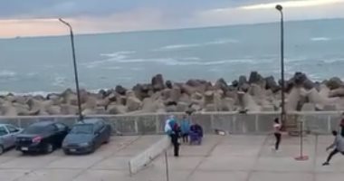 الحياة تعود إلى طبيعتها بنادى المهندسين فى الإسكندرية بعد موجة من الطقس السيئ.. فيديو