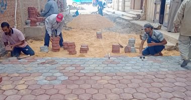 رصف شوارع مدينة فوه الأثرية بالإنترلوك للحفاظ على مظهرها الحضارى.. فيديو