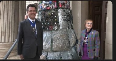 شاهد شجرة عيد الميلاد مصنوعة من النفايات بمنزل عمدة لندن.. اعرف السبب