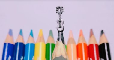 نجار بدرجة نحات .."عاشور" بينحت أجمل التماثيل على سن القلم الرصاص