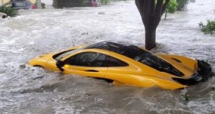 صاحبها قلبه اتكسر.. سيارة جديدة بمليون دولار تغرق فى مياه إعصار إيان.. صور