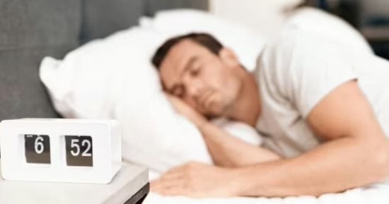 خطأ شائع في وجبة العشاء يؤثر على نومك أثناء الليل