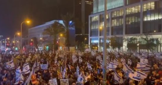 تظاهرات لعائلات الأسرى الإسرائيليين قرب مقر إقامة نتنياهو فى القدس.. فيديو