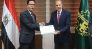 محافظ القليوبية ورئيس جامعة بنها يشهدان تسلم دليل تنفيذ الهوية البصرية للمحافظة