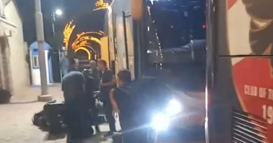 وصول فريق الأهلي وهنا يعسكر استعداداً للمحلة.. مباراة حاسمة فى انتظار الأحمر
