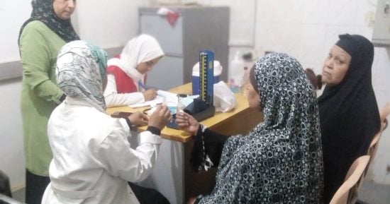 الكشف الطبي على 1425 حالة خلال قافلة طبية بقرية سمهان بمركز ديرمواس بالمنيا