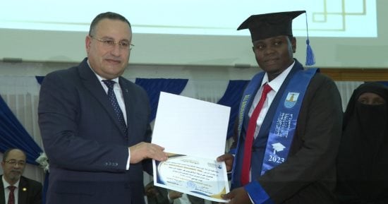 رئيس جامعة الإسكندرية يشهد حفل تخرج الدفعة الثالثة لطلاب فرع الجامعة بتشاد