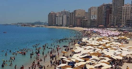 مع زحمة الصيف.. احجز مكانك على شواطئ الإسكندرية الكترونيا.. فيديو