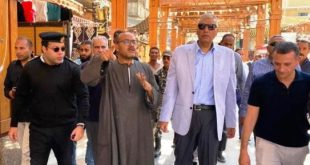 أفواج سياحية بالسوق السياحى القديم بأسوان.. صور