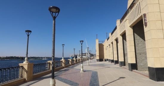 "أهل مصر".. الانتهاء من تركيب الممشى الزجاجى فى كورنيش أسوان.. صور