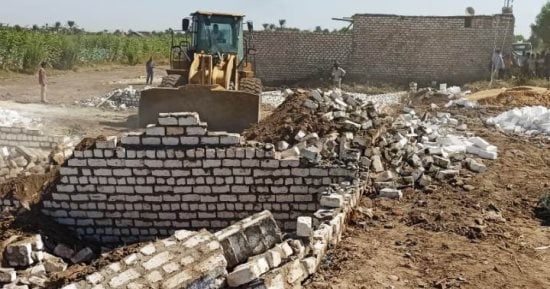 إزالة 12 حالة تعدى ضمن موجات استرداد حق الدولة بأسوان