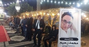 انهيار شقيق الملحن محمد رحيم أثناء تلقى العزاء بكفر الشيخ.. صور