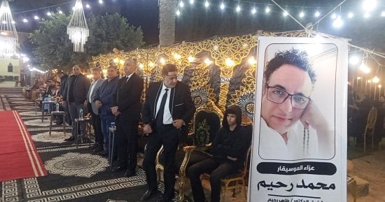 انهيار شقيق الملحن محمد رحيم أثناء تلقى العزاء بكفر الشيخ.. صور