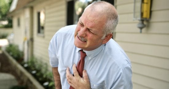 تشعر بألم عند أخذ النفس.. تعرف على الأسباب الطبية