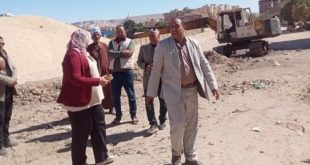 رفع المخلفات والأتربة وإزالة العوائق بمخر السيول بالسلامونى وترعة السيل بسوهاج.. صور