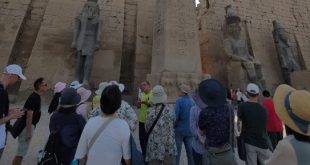 صورة اليوم.. سياح العالم ينبهرون بعظمة الحضارة المصرية فى معبد الأقصر