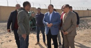 محافظ أسيوط يتابع تشغيل ماكينات فرم الكاوتش وإعادة تدويره