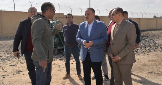 محافظ أسيوط يتابع تشغيل ماكينات فرم الكاوتش وإعادة تدويره