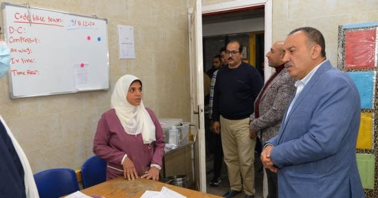 محافظ أسيوط يحيل المدير المناوب لمستشفى الشاملة و7 أطباء للتحقيق لعدم تواجدهم