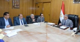 محافظ الإسماعيلية يناقش استعدادات مديرية التموين لإقامة سوق اليوم الواحد