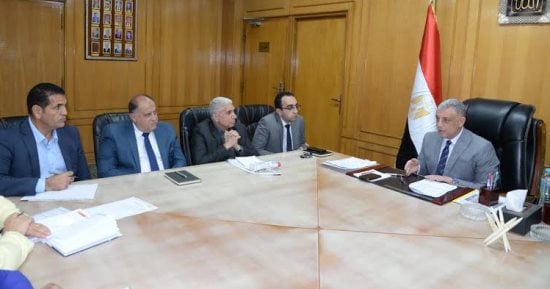 محافظ الإسماعيلية يناقش استعدادات مديرية التموين لإقامة سوق اليوم الواحد