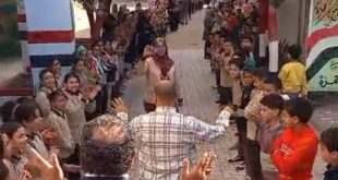 ممر شرفى لمعلم بمدرسة الشهيد وائل منصور بالمحلة لخروجه على المعاش
