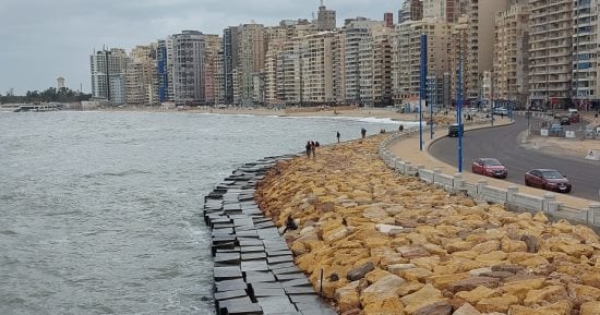 هطول أمطار خفيفة مع تراكم السحب الركامية السوداء بالإسكندرية.. صور