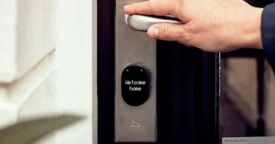 أبل تطلق جرس باب ذكي مزود بخاصية التعرف على الوجه عام 2025