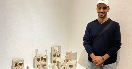 أحد الفنانين المشاركين فى صالون الشباب: الشعب الفلسطينى كالذئاب الصامدة