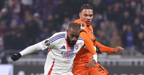 أولمبيك ليون ضد آينتراخت.. التعادل 1 - 1 يحسم الشوط الأول من مواجهة يوروباليج