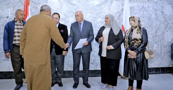 تسليم عدد من "نموذج 8 تصالح" للمواطنين بحى الكوثر فى سوهاج