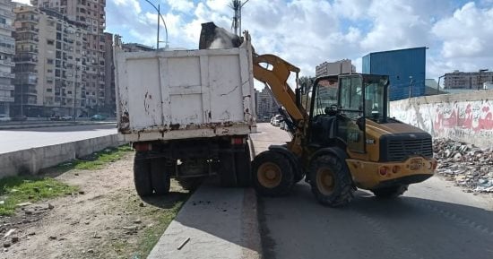 رفع 5 أطنان مخلفات من ميدان ساعة الزهور ومستشفى الرمد بحي وسط الإسكندرية