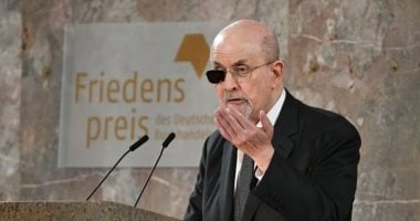 سلمان رشدى.. تعرف على مسيرة الكاتب البريطانى الهندى المثير للجدل