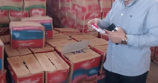 ضبط ربع مليون عبوة مواد غذائية مجهولة المصدر بحملة تموينية بالشرقية