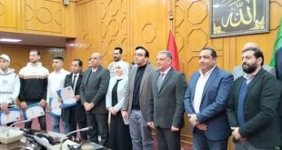 مبادرة بداية.. محافظ الإسماعيلية يسلم 15 عقد عمل للشباب من أبناء المحافظة