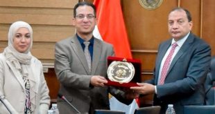 مجلس جامعة بنى سويف يكرم عميد كلية الصيدلة السابق