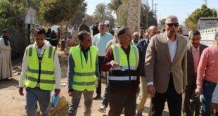 محافظ أسوان يتفقد مشروع رصف طريق إدفو مرسى علم لخدمة حركة السياحة