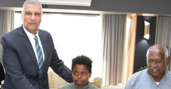 محافظ أسوان يكرم طفل نوبى لرده مبلغ مالى لسائحة أرجنتينية