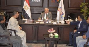 محافظ الأقصر يبحث شكاوى ضعف المياه والصرف الصحى بلقاء أهالى نجع الترعة.. صور