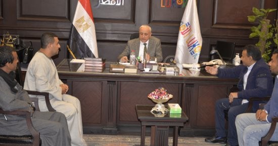 محافظ الأقصر يبحث شكاوى ضعف المياه والصرف الصحى بلقاء أهالى نجع الترعة.. صور