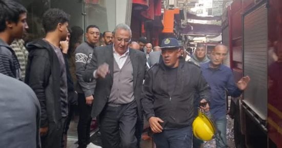 محافظ الغربية يتابع جهود السيطرة على حريق مخزن مفروشات بالمحلة