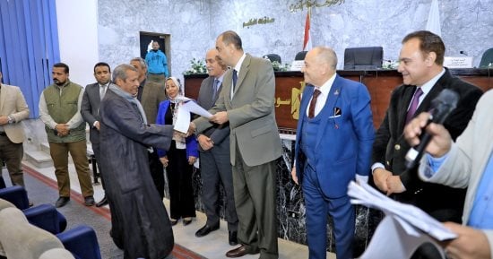 محافظ سوهاج يسلم 77 قطعة أرض بالظهير الصحراوى لقرية الكولة بمركز أخميم