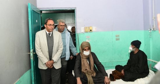 محافظ قنا يتفقد مصابى حادث حريق مستشفى الصدر