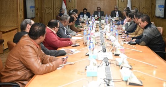محافظ قنا يناقش مع رؤساء المراكز والمدن الجدد خطط تحسين الأداء