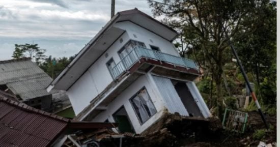 مصرع 14 شخصًا جراء زلزال بقوة 7.4 درجة ضرب المحيط الهادى