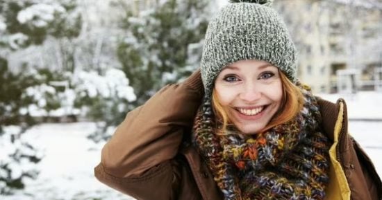 هل ارتداء القبعات والآيس كاب يضر بصحة أذنيك فى الشتاء؟