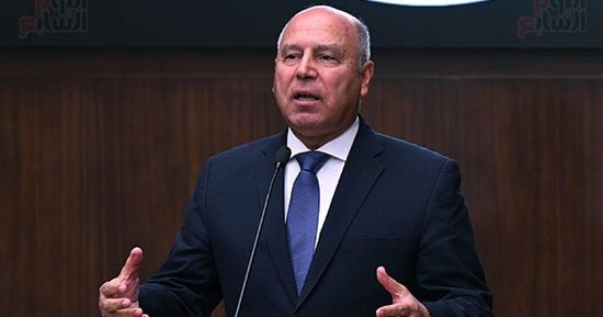 وزير الصناعة يلتقى مع المستثمرين بمحافظة بورسعيد بمقر هيئة التنمية الصناعية