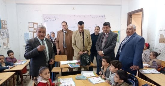 وكيل "تعليم سوهاج" يتابع انتظام العملية بمدارس ساقلتة التعليمية